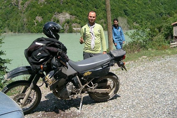 Yolda giderken yan çantamin eksoza degmesini engellemek için yaptigim bozuk yoldaki uzun süreli sarsintidan dolayi olsa gerek ki