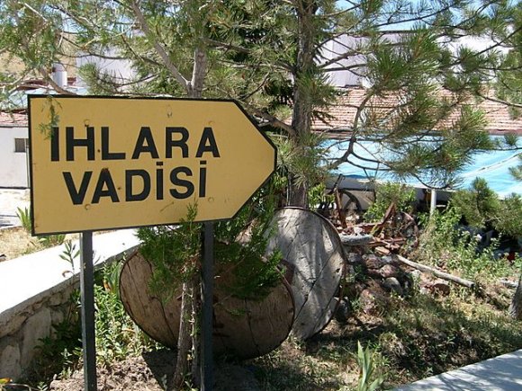 Vadi girişinde iki maden suyu içip yanımızada iki su alalım dedik. Ama ücretler diğer ören yerlerinde olduğundan da pahalı. Söğü