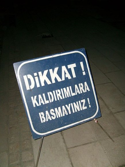 Daha sonra Avanos'taki kamp yerimize döndük. Akşam yemeklerimizi bir güzel bir kebabçıda yedik. Dönerken bir tabela dikkatimi çe