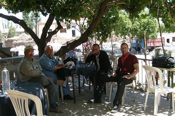 Köyün kahvesindekiler hemen bize çay ısmarladı. Diğer köylerde olduğu gibi burda da çay paralarını ödememize izin vermediler. La