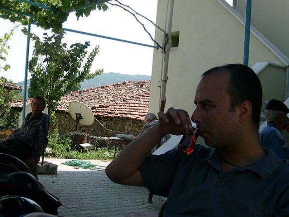 Uçmakdere'de köylülerle muhabbet etmek ve dinlenmek için köy kahvesinde mola verdik. Bir yandan çaylarımızı yudumluyoruz bir yan