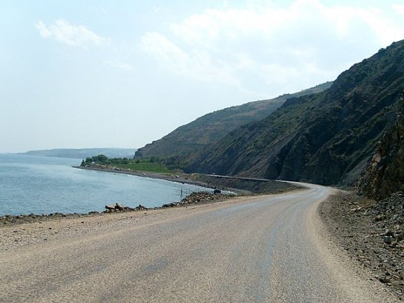Uçmakdere'den sonra yol asfalt oluyor. Ancak asfalt sicaktan erimis...