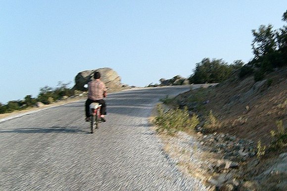 Köyden bir arkadaş motoru ile Çağrı Dağı (Kendileri Çığrı Dağı diyor) na doğru bize rehberlik etti.