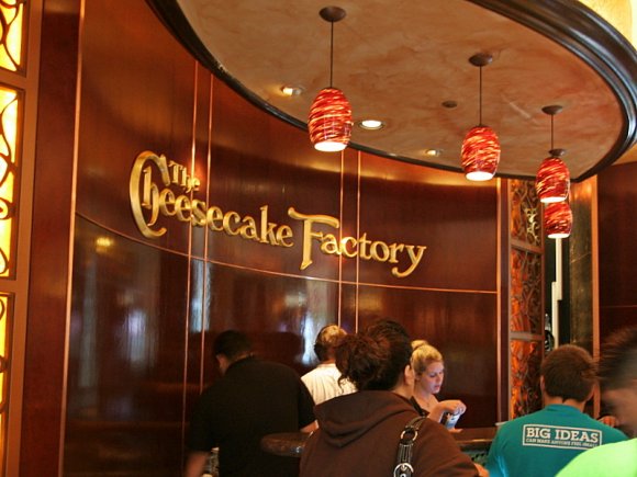 Union Square'in karşısındaki Cheesecake Factory.