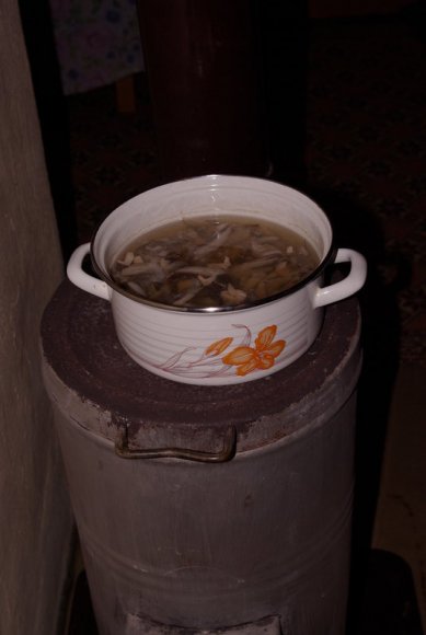 Bu sırada daha önce toplanmış ağaç mantarları soba üstünde pişirilir.