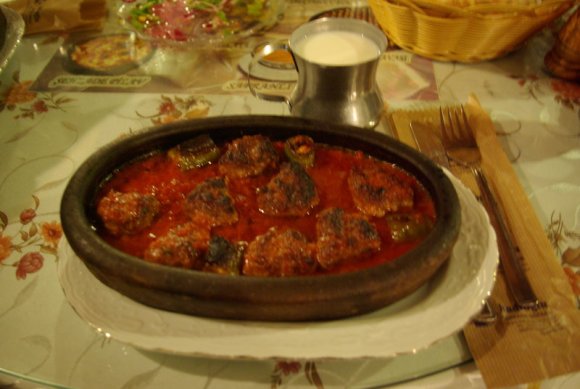 Kiremitte Köfte. Izgara köfte bir aşamadan sonra domates,sarımsak sosu ile güveçte pişiriliyor.