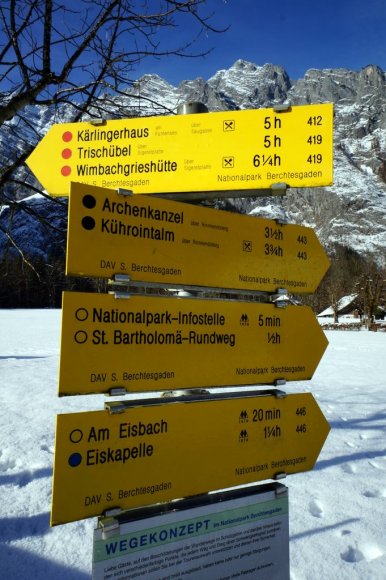 Konigssee Gölü'ndeki tekne turu St. Bartholomä Kilisesi önünde bitiyor. Dönüş için istediğiniz saatteki tekneye binebilirsiniz. Tekneden indikten sonra yürüyüş rotaları var.