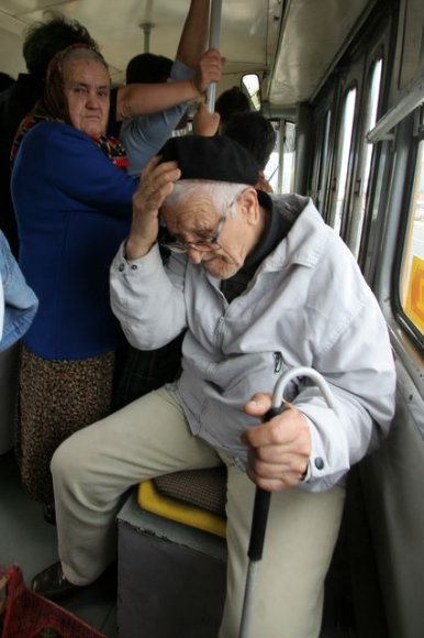 Tramvaydaki yaşlı teyze ve amca.