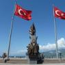 İskenderun sahilde Atatürk Heykeli
