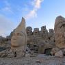 Nemrut Dağı solda Apollo ve sağında Herakles heykelleri