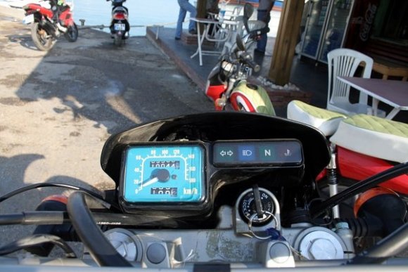 Yolda Mayıs aylarında 3600km de aldığım Katır'ın 10bininci kilometresini kutluyoruz. Taşucu'na geldiğimizde km göstergeci 10044