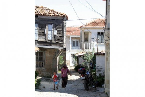 Gökçeada Zeytinliköy'de bana doğru merakla gelen çocuk ve annesi.