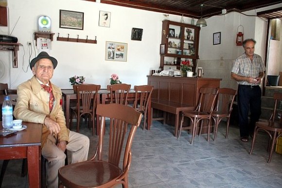 Zeytinliköy de madamın dibak kahvesini içmeden gitmek olmaz demişler. Ben de içtim. Yalnız madam yerine babası ve kocası olduğun