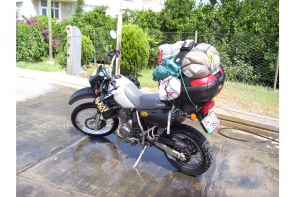 Katır beklemekten dolayı tozlandığı için yolda kenarı çekip yıkanıyor :).