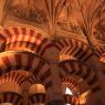 Kurtuba Camii'nin (Mezquita) kırmızı beyaz kemerleri ve kemerlerin üzerindeki işlemeler.