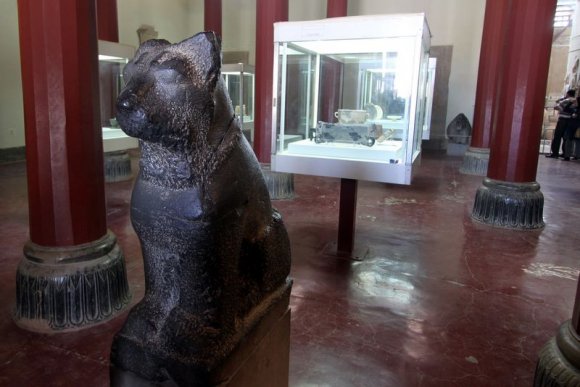 Persopolis Müzesi girişindeki heykel.