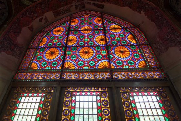 Kerim Han Kalesi (Arg-e Karim Khan) içinde vitraylar.