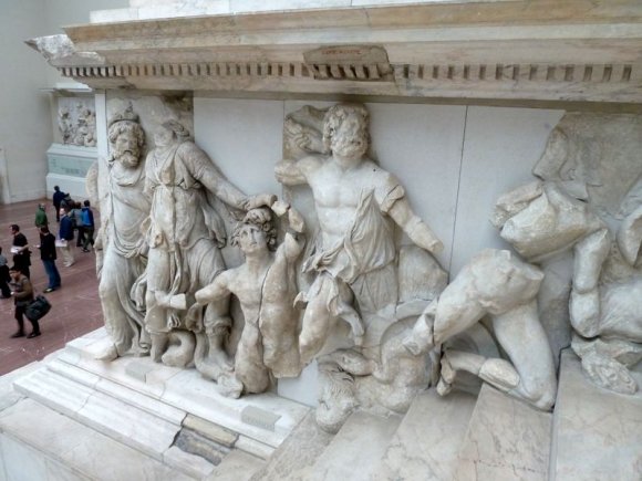 Bergama Zeus Sunağı (Bergama Altarı veya Zeus Altarı olarakta bilinir).
