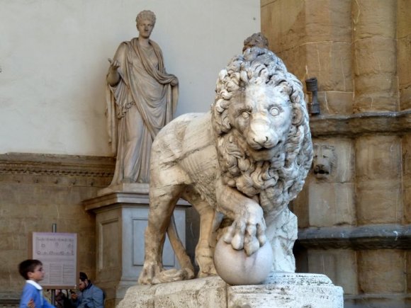 Medici aslanı, Loggia dei Lanzi.