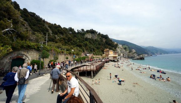 Monterosso Cinque Terre köyleri arasında kumsalı olan tek yer ve insanlar benim çok ta beğenmediğim bu kumsalda yoğun bir şekilde güneşleniyorlardı.