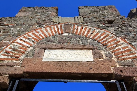 Mithimna Kalesi'nin girişindeki Osmanlıca yazı.