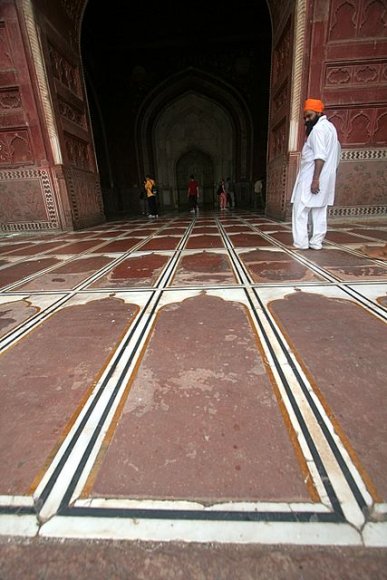 Agra - Taj Mahal'in batı tarafındaki caminin zemini.