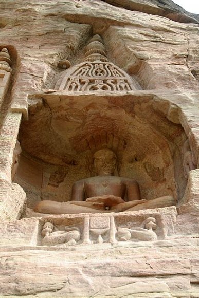 Gwalior Kalesi içindeki kayalara oyulmuş Jain heykeli.