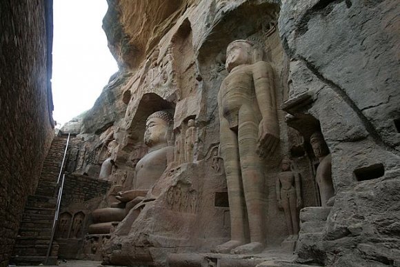 Gwalior Kalesi içindeki kayalara oyulmuş Jain heykelleri.