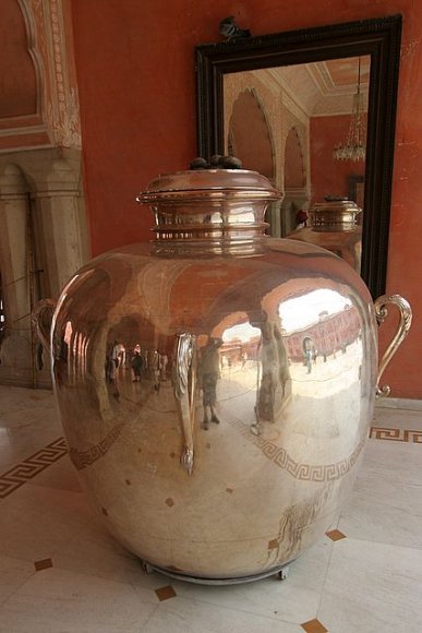 Jaipur, Şehir Sarayı'nda bulunan gümüş kavanoz(Gangajali).