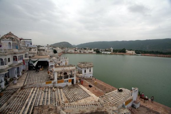 Pushkar Gölü ve kenarında ibadet edilen bir ghat.