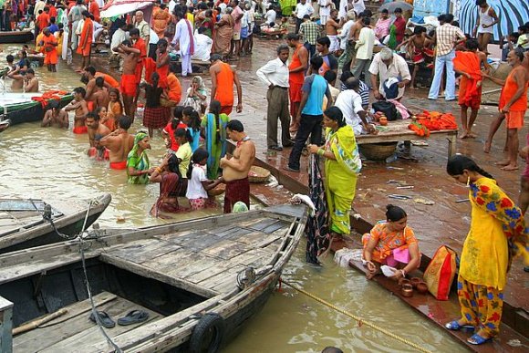 Varanasi - Ganj Nehri'nde yıkanan Hindular.