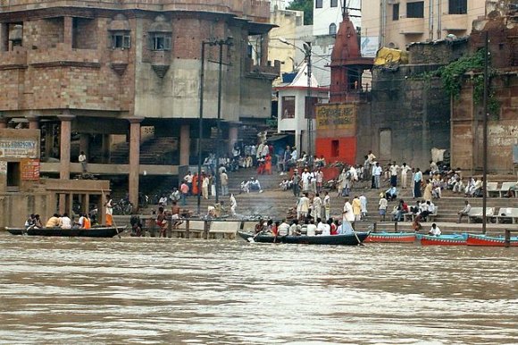 Varanasi - Ganj Nehri'nde ölü yakılan bir ghat
