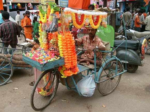 Varanasi - Sokaktaki hacı malzemesi satıcısı.