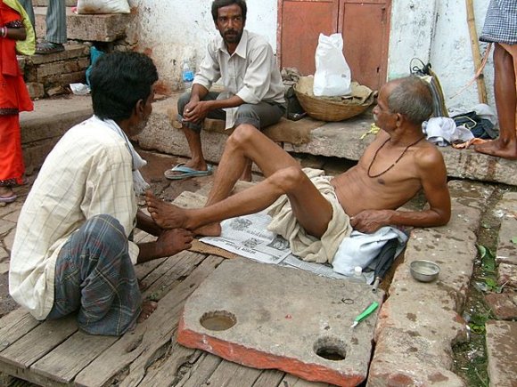 Varanasi - Sokak masajı.