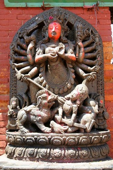 Katmandu - Bhaktapur Durbar Square, Ugracanti ve Bhairab Heykelleri. 18 kollu Ugrachanti. Her kolunda çeşitli silah ve semboller