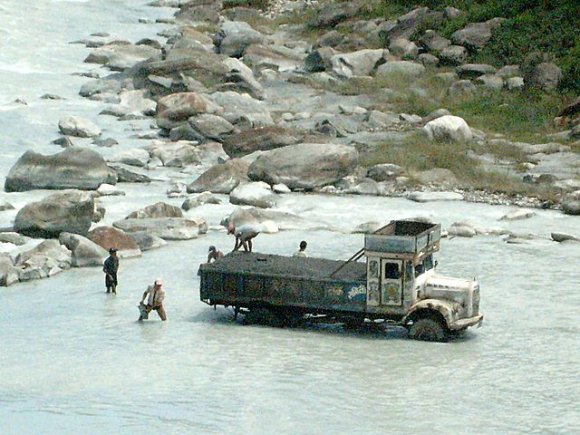 Pokhara - Kum ve taş çıkaran Nepalliler.